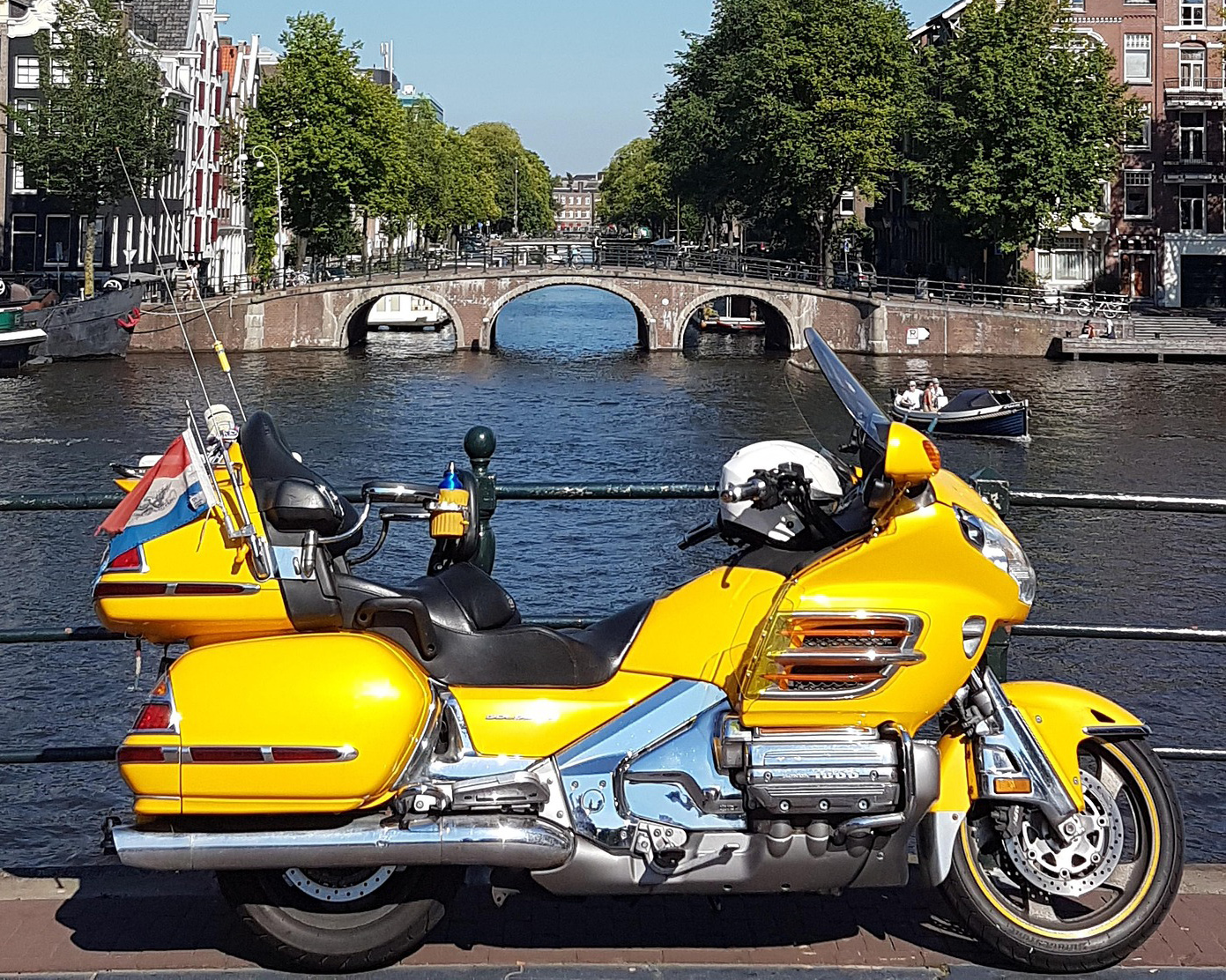 yellow goldwing 1800